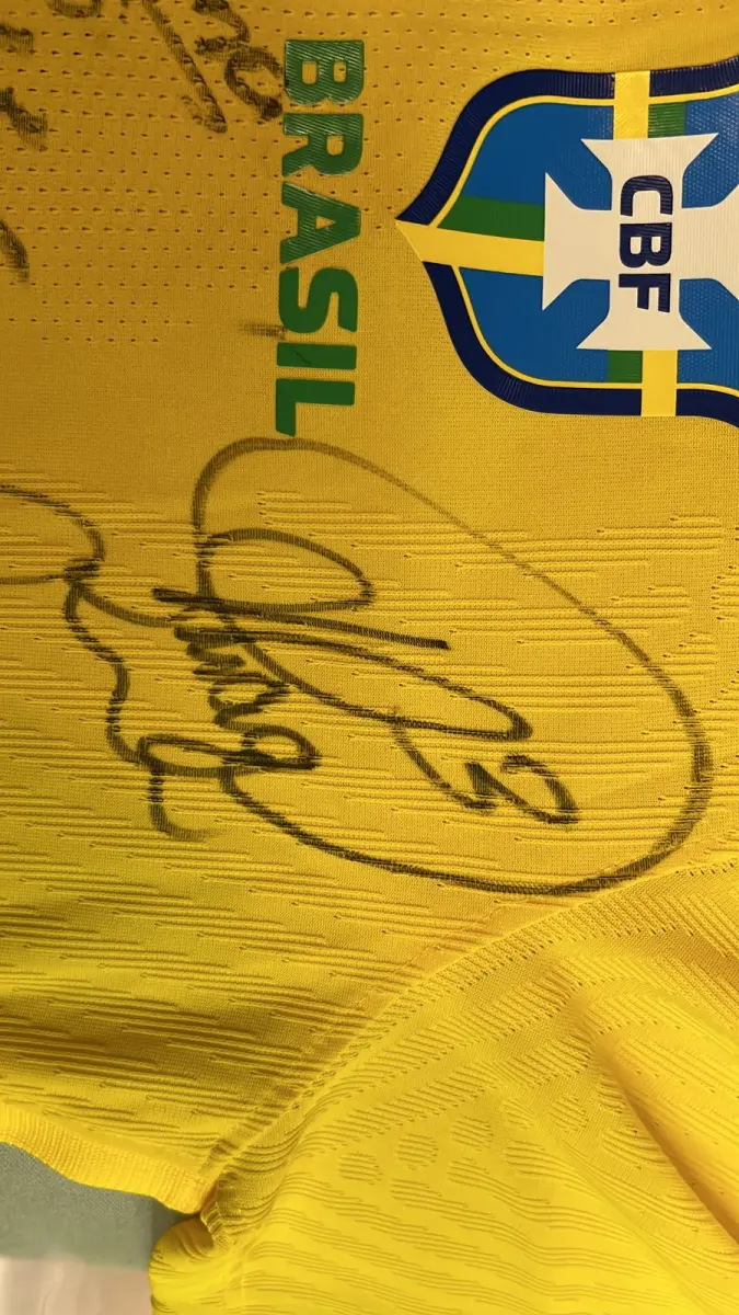 LOTE 001 - CAMPANHA DE DOAÇÃO - LEILÃO DE CAMISA DO JOGADOR TIAGO SILVA DA SELEÇÃO BRASILEIRA AUTOGRAFADA POR TODOS OS JOGADORES - CAMISA COM O LEILOEIRO A DISPOSIÇÃO PARA VISITAÇÃO - AJUDAR ESSA NOBRE CAUSA NÃO TEM PREÇO - PARA CADASTRO RÁPIDO CONTATE O LEILOEIRO 51.991165051