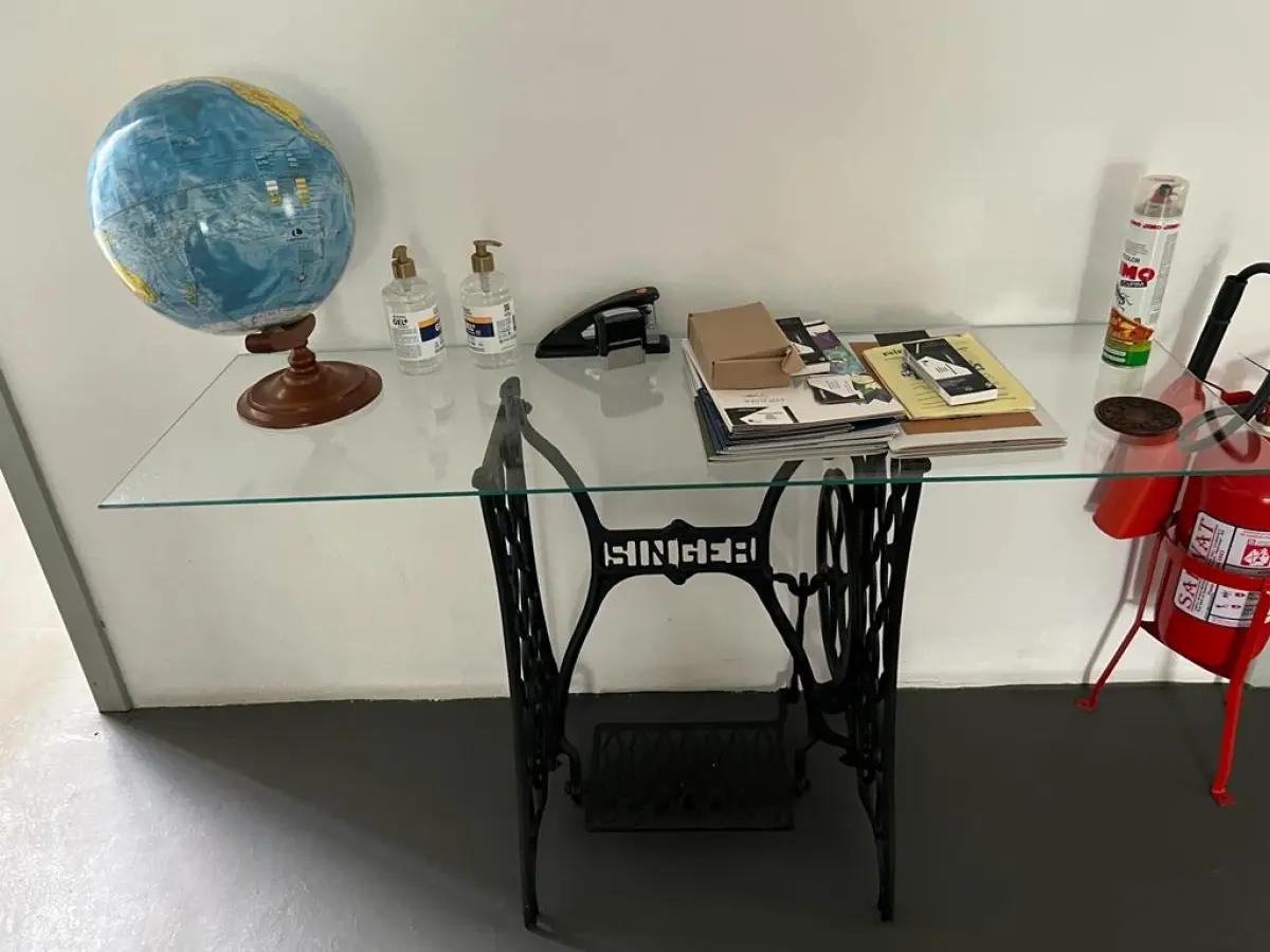 LOTE 033 - base de maquina de costura Singer e tampo em vidro