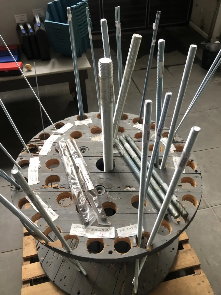 LOTE 013 - lote com  parafusos longos com rosca sem fim diversos tamanhos