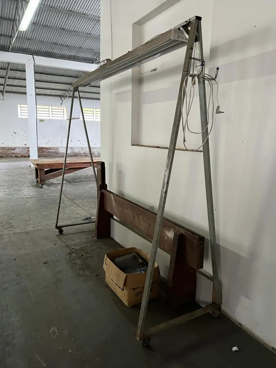 LOTE 024 - cavalete metalico com rodinhas e luminaria