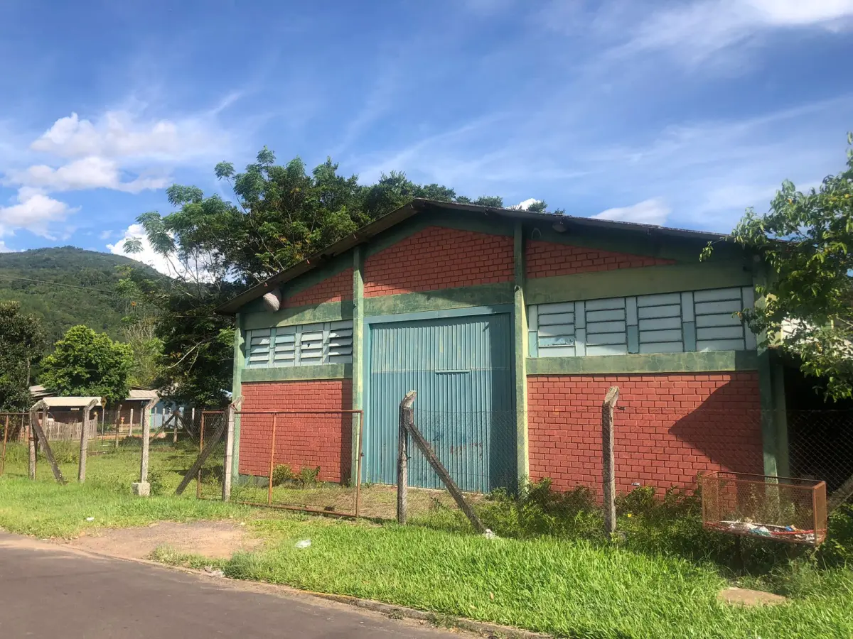 LOTE 004 - Rua Brasil nº 3253 esquina com a Rua Hernando, Linha Café, Tres Coroas. Localizado um pavilhão com aproximadamente 280m2 construídos em alvenaria