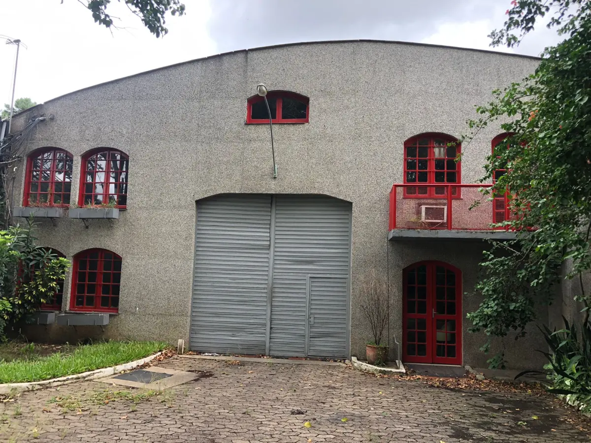 LOTE 001 - Um terreno c/1.360,00m², caracterizado c/o nº11, do desmembramento, sito no Beco de Servidão em continuação da R. Dona Alzira, sob nº 952