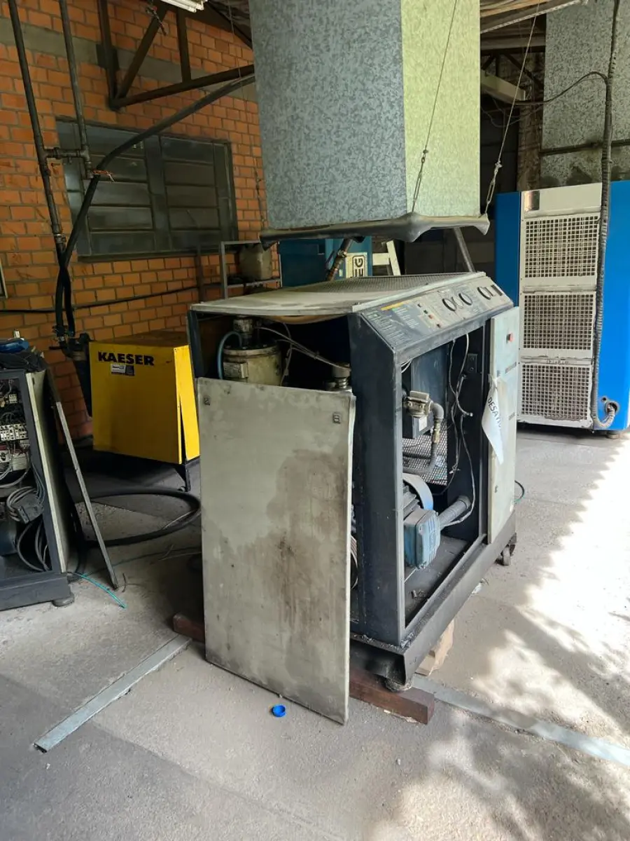 LOTE 093 - compressor de ar sem a tampa frontal - mau estado