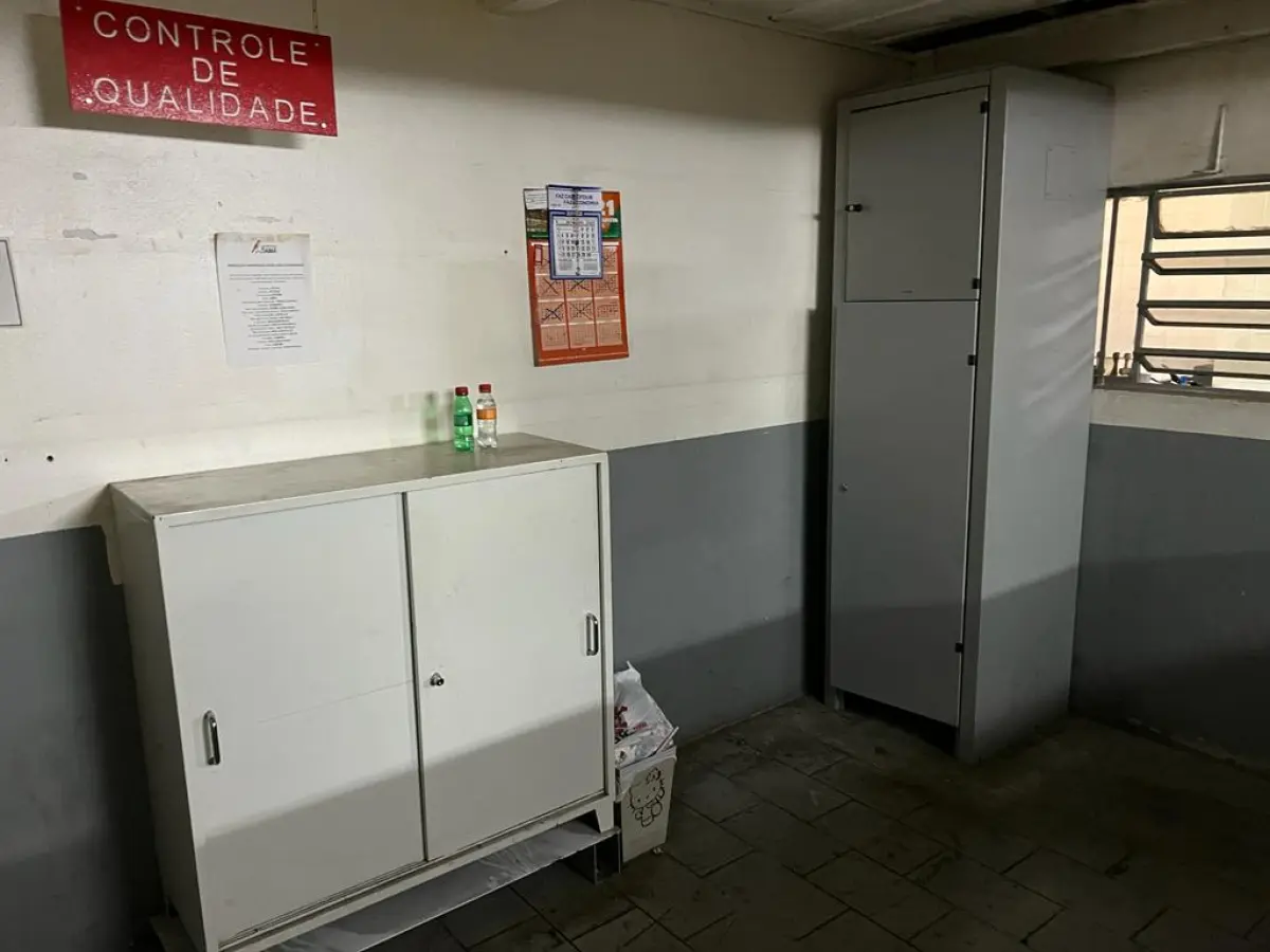 LOTE 021 - dois armarios um baixo e um alto