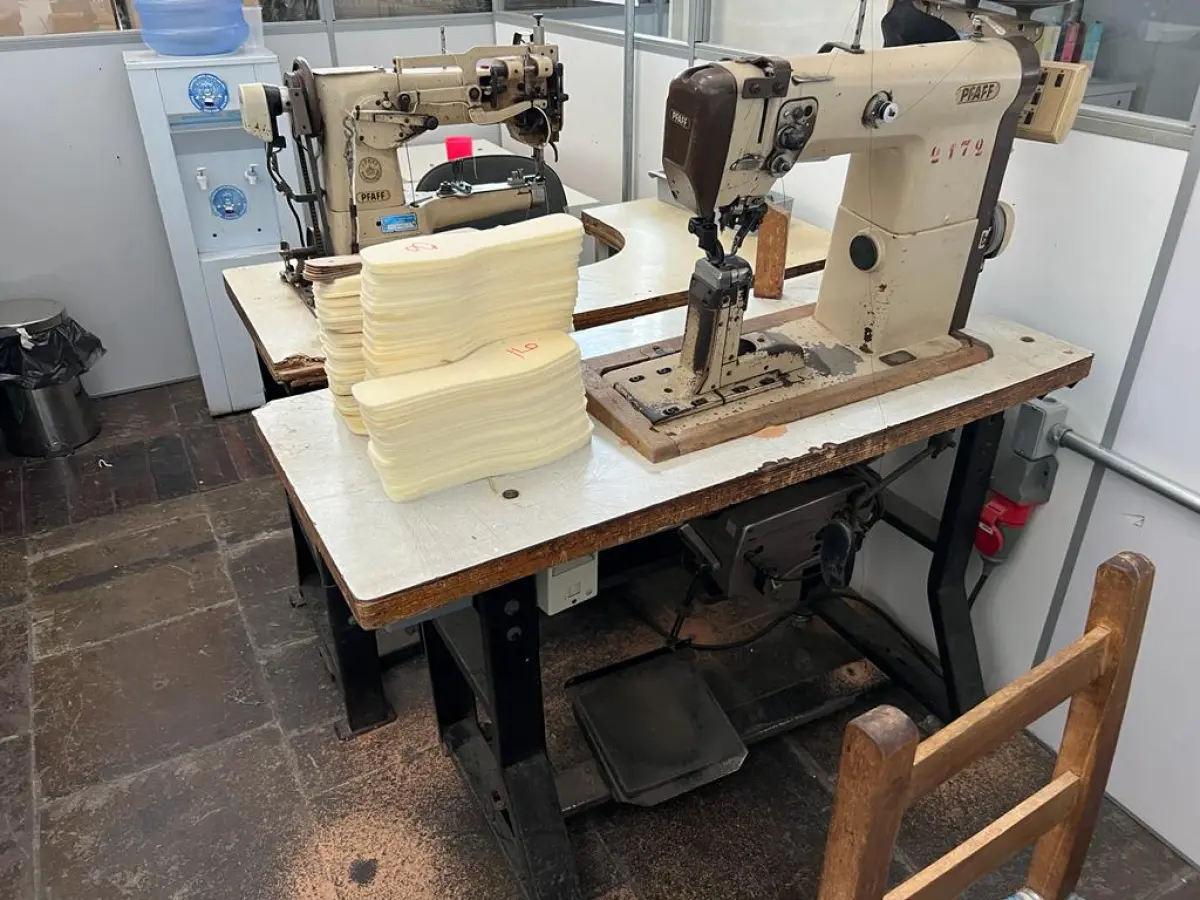 LOTE 101 - maquina de costura de coluna 1 agulha Pfaff 491