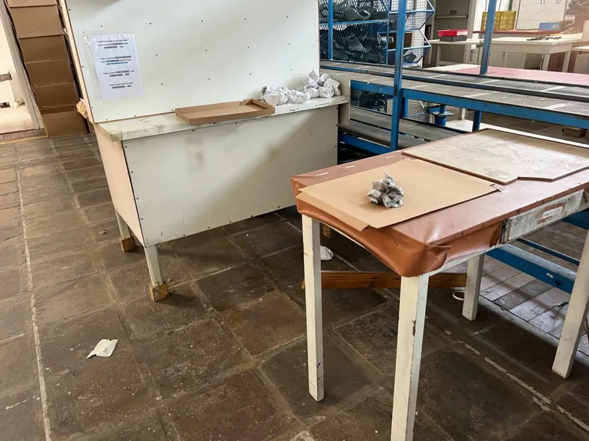 LOTE 093 - aproximadamente 78 mesas de produção em toda a fabrica