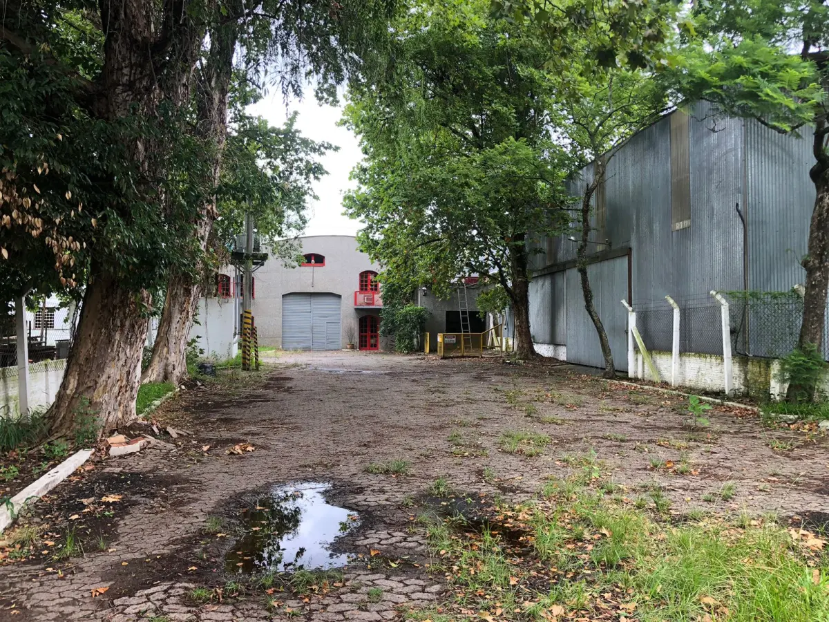 LOTE 001 - Um terreno c/1.360,00m², caracterizado c/o nº11, do desmembramento, sito no Beco de Servidão em continuação da R. Dona Alzira, sob nº 952