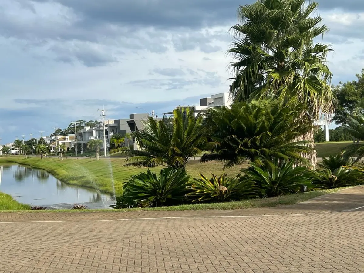 LOTE 002 - Os direitos e ações sobre o terreno urbano, sem benfeitorias, no Cond. Horizontal Ocean Side área real privativa de 480m2