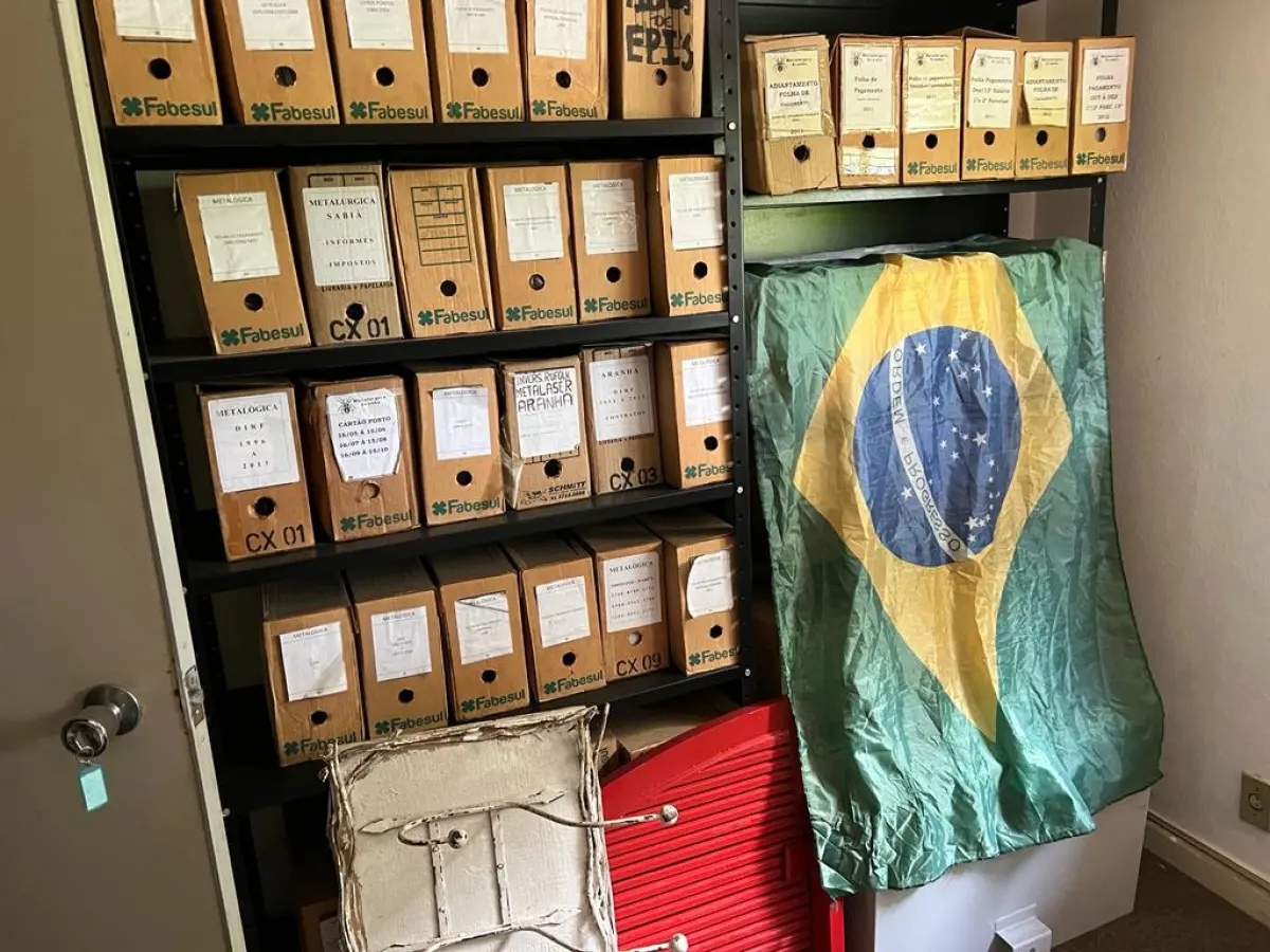 LOTE 008 - prateleira de aço e 2 arquivos 4 gavetas