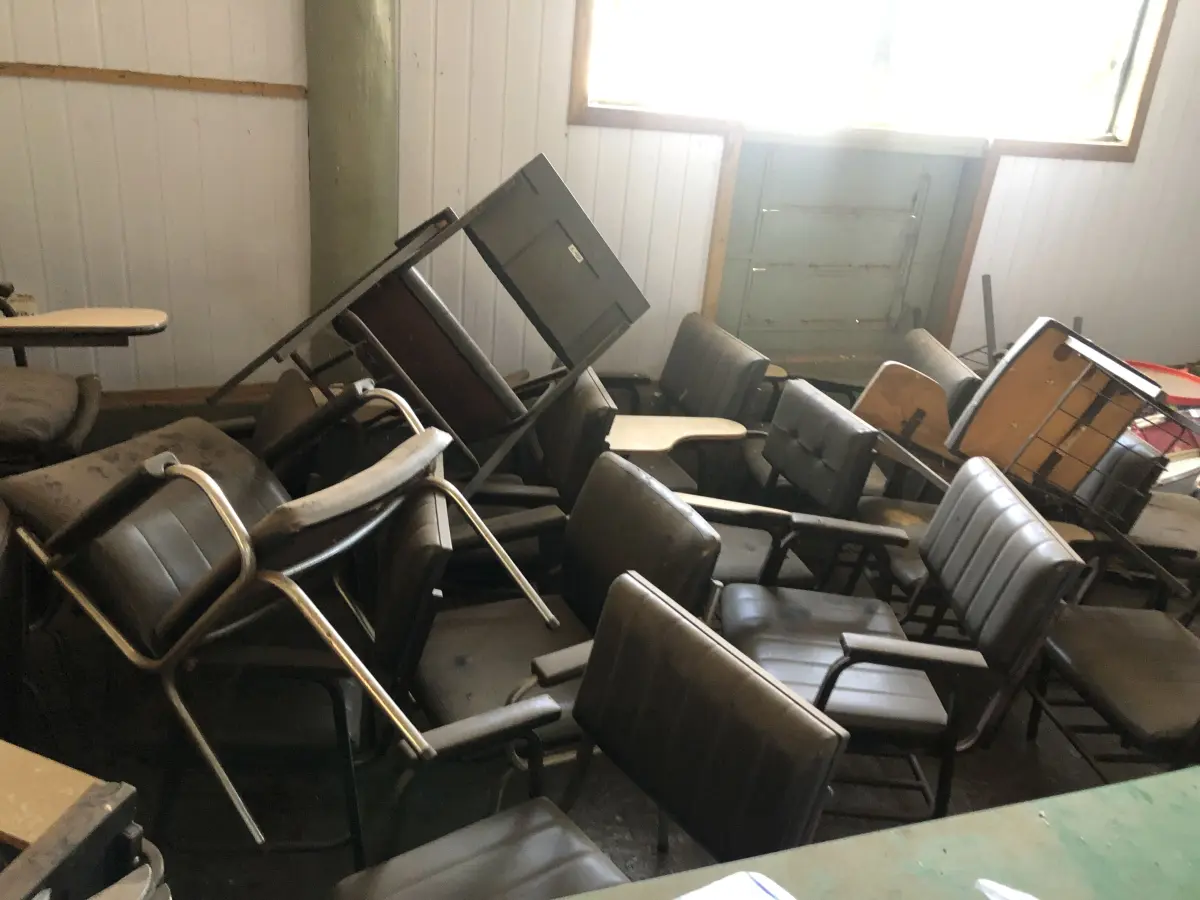 LOTE 002 - LOTE ENGLOBADO DE MAQUINAS E MÓVEIS SOMENTE NO PAVILHÃO DA ESQUINA