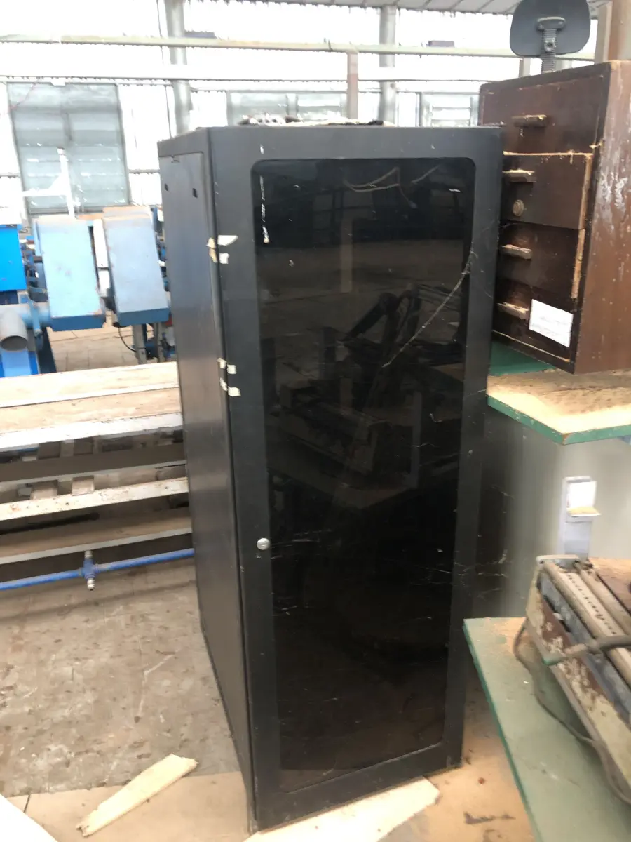 LOTE 002 - LOTE ENGLOBADO DE MAQUINAS E MÓVEIS SOMENTE NO PAVILHÃO DA ESQUINA