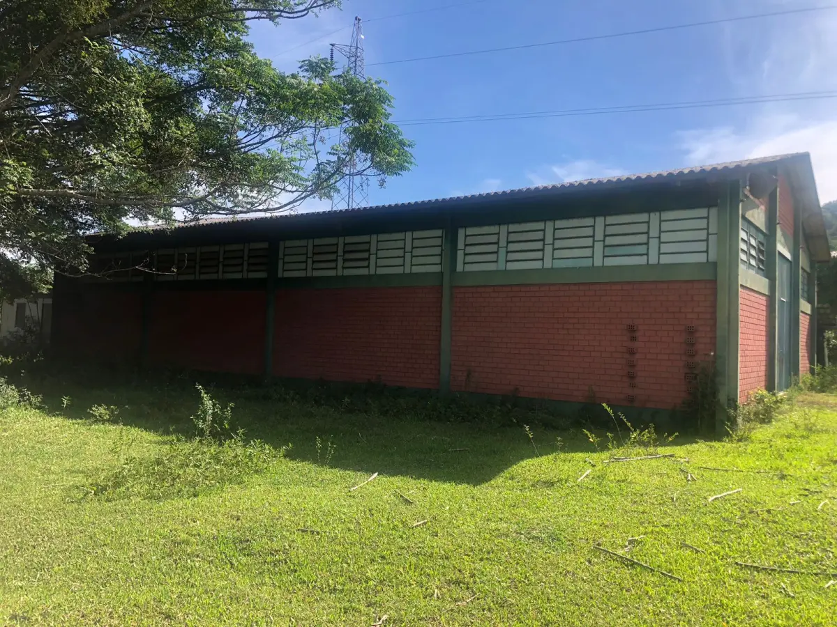 LOTE 004 - Rua Brasil nº 3253 esquina com a Rua Hernando, Linha Café, Tres Coroas. Localizado um pavilhão com aproximadamente 280m2 construídos em alvenaria