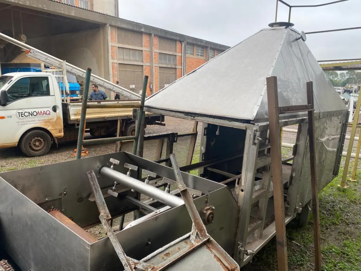 LOTE 072 - Lote de fornos de aplicação de cobertura e sabor , em inox, estado de sucata, tacho em inox, esteiras usadas, etc. Em Ijuí/RS