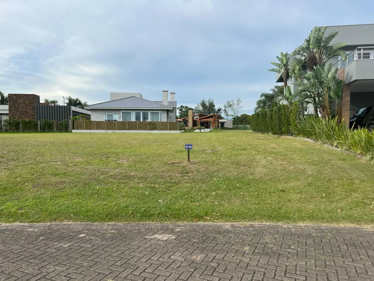 LOTE 001 - Os direitos e ações sobre o terreno urbano, sem benfeitorias, no Cond. Horizontal Ocean Side, c/área real privativa de 480m2