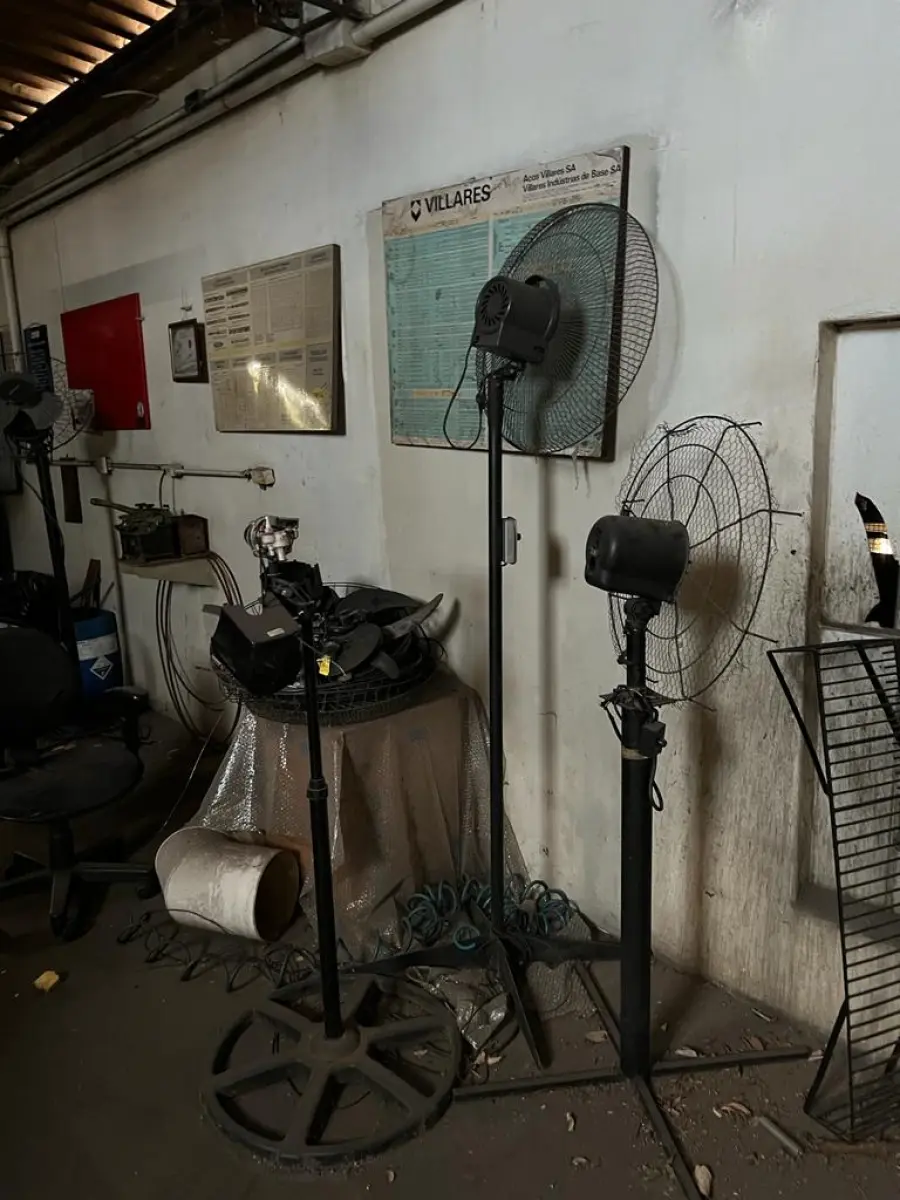 LOTE 046 - 4 ventiladores de pedestal 