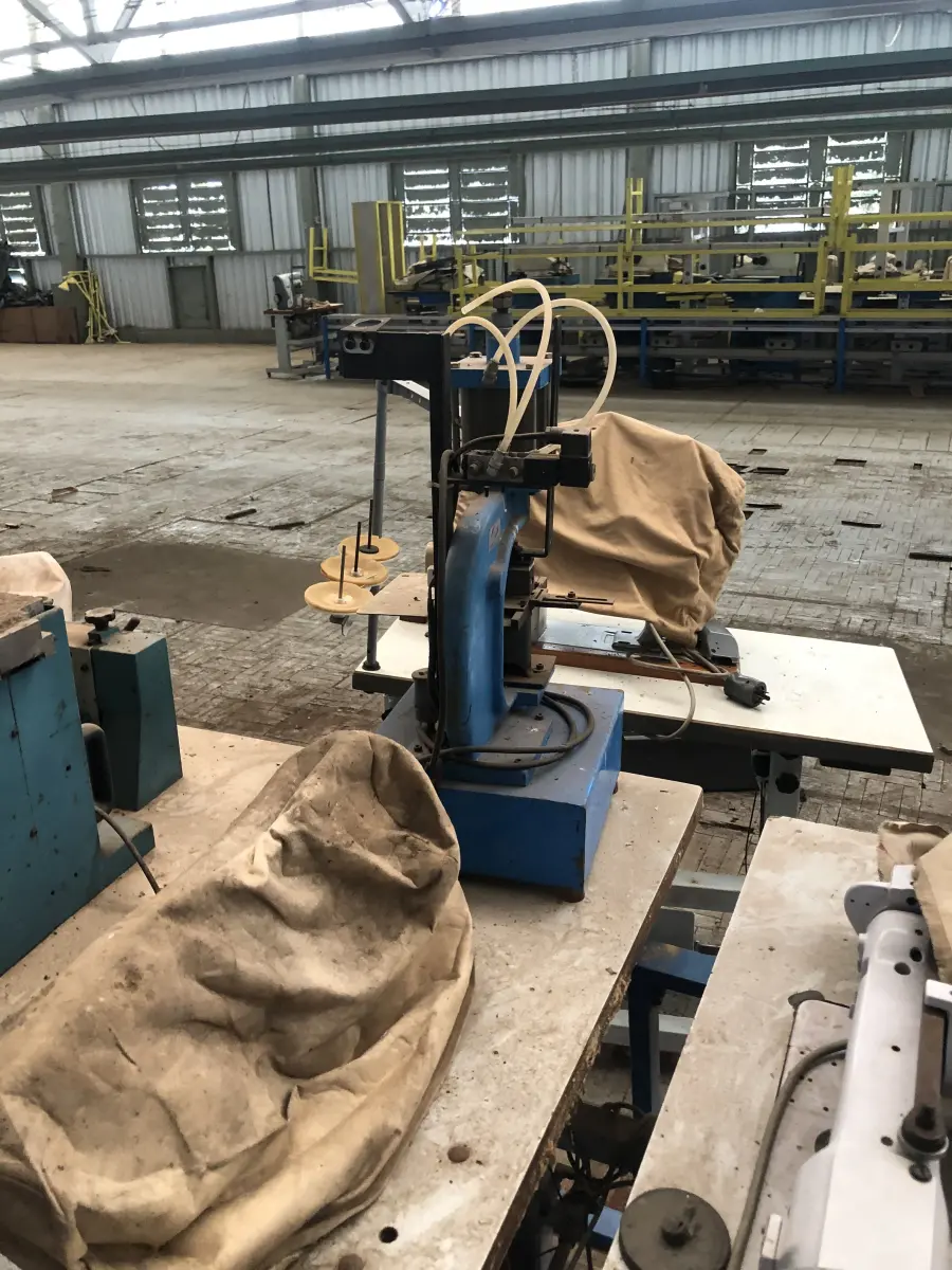 LOTE 002 - LOTE ENGLOBADO DE MAQUINAS E MÓVEIS SOMENTE NO PAVILHÃO DA ESQUINA