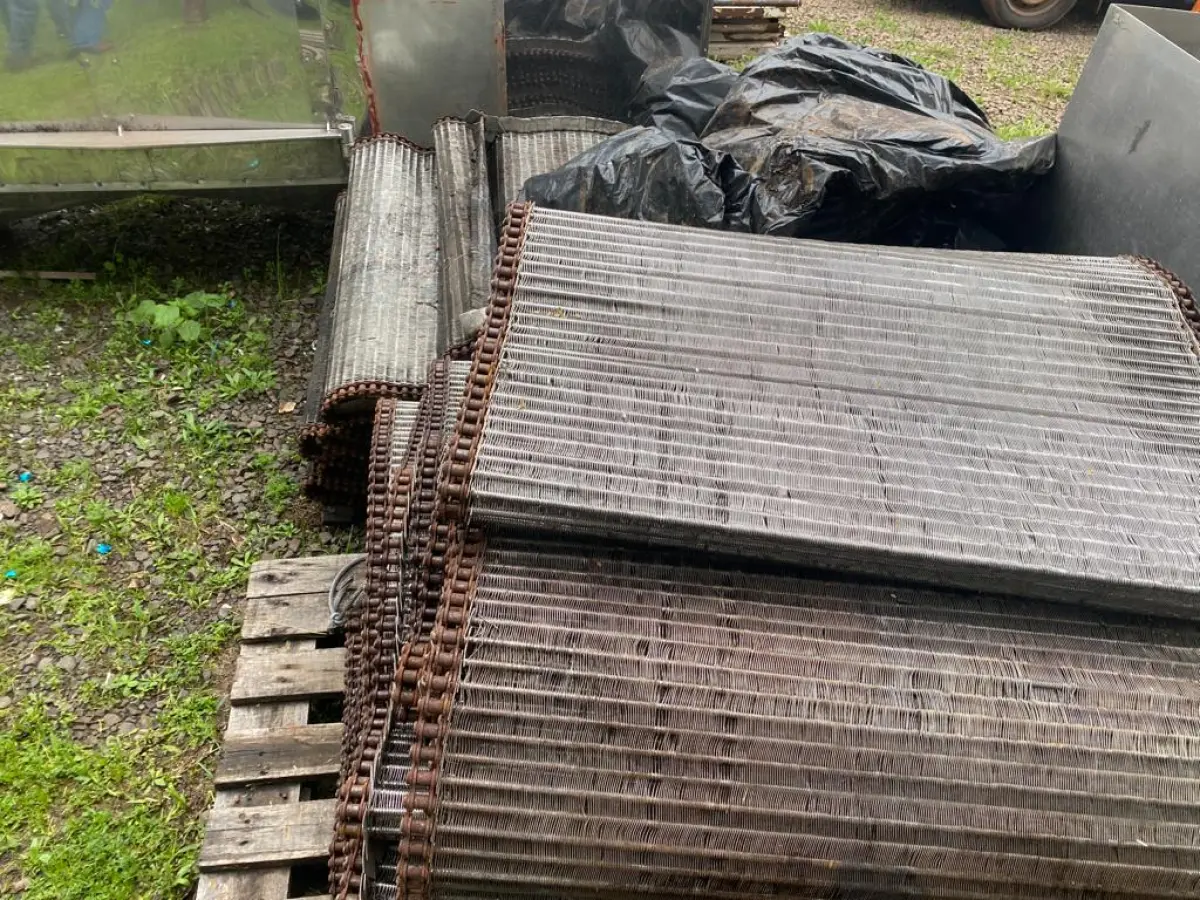 LOTE 072 - Lote de fornos de aplicação de cobertura e sabor , em inox, estado de sucata, tacho em inox, esteiras usadas, etc. Em Ijuí/RS