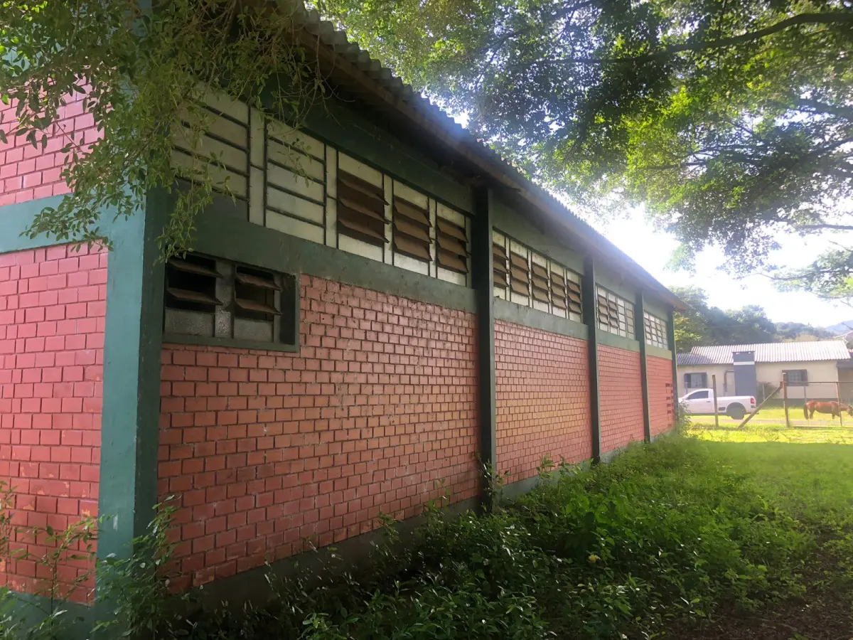 LOTE 004 - Rua Brasil nº 3253 esquina com a Rua Hernando, Linha Café, Tres Coroas. Localizado um pavilhão com aproximadamente 280m2 construídos em alvenaria