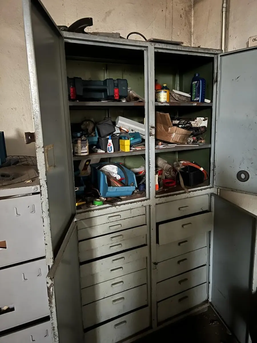LOTE 045 - arquivo de aço 4 gavetas e armario gaveteiro com peças e sucatas