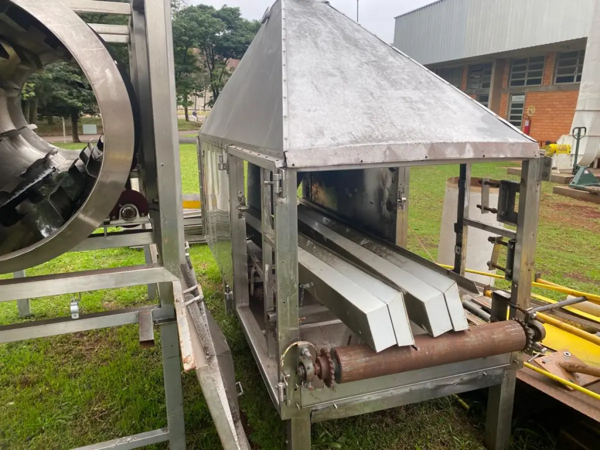 LOTE 072 - Lote de fornos de aplicação de cobertura e sabor , em inox, estado de sucata, tacho em inox, esteiras usadas, etc. Em Ijuí/RS