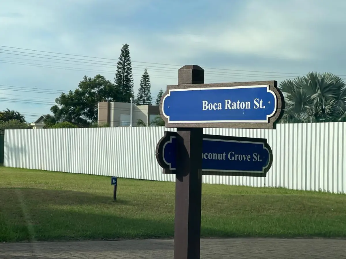 LOTE 002 - Os direitos e ações sobre o terreno urbano, sem benfeitorias, no Cond. Horizontal Ocean Side área real privativa de 480m2