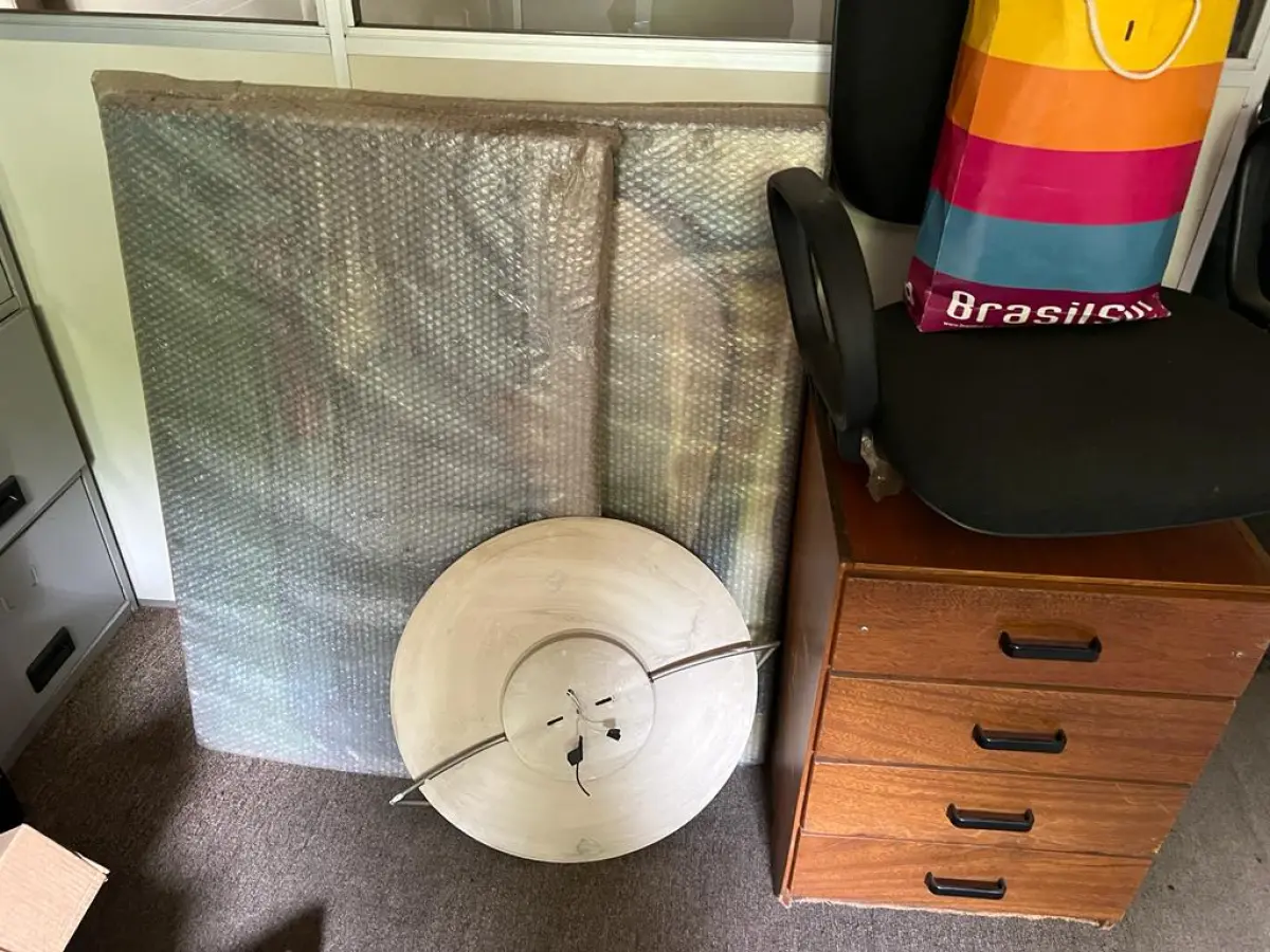 LOTE 009 - movelzinho gaveteiro baixo e quadros de parede