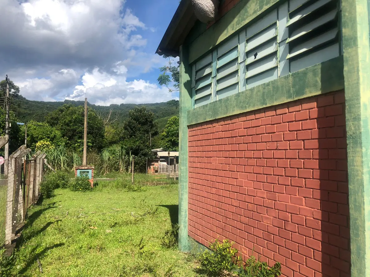 LOTE 004 - Rua Brasil nº 3253 esquina com a Rua Hernando, Linha Café, Tres Coroas. Localizado um pavilhão com aproximadamente 280m2 construídos em alvenaria