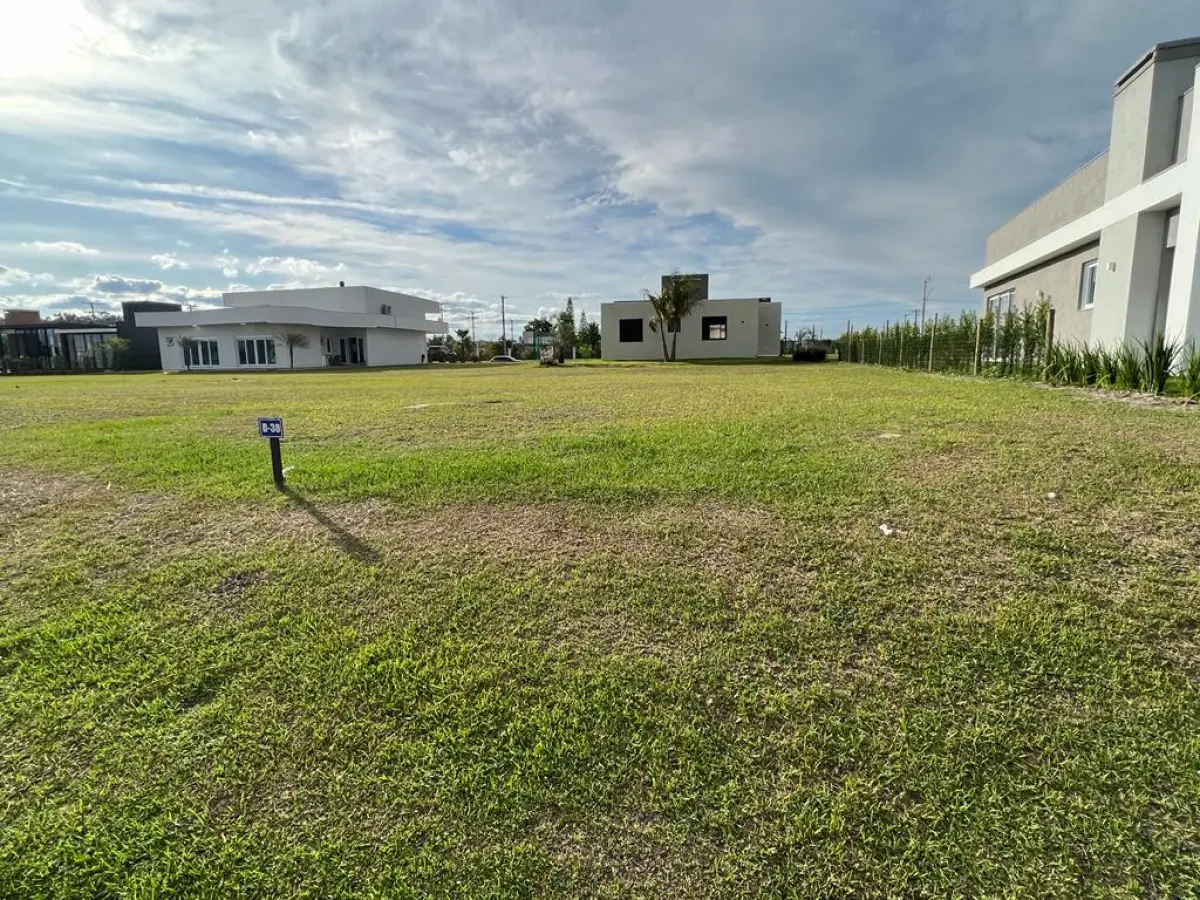 LOTE 002 - Os direitos e ações sobre o terreno urbano, sem benfeitorias, no Cond. Horizontal Ocean Side área real privativa de 480m2