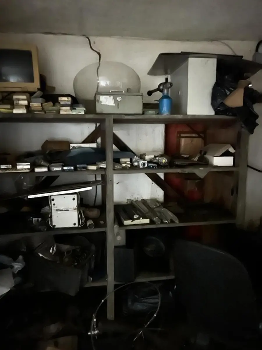 LOTE 020 - lote de prateleiras metalicas com sucatas de peças na sala