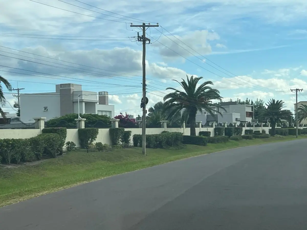 LOTE 001 - Os direitos e ações sobre o terreno urbano, sem benfeitorias, no Cond. Horizontal Ocean Side, c/área real privativa de 480m2