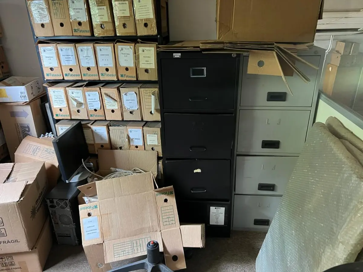 LOTE 008 - prateleira de aço e 2 arquivos 4 gavetas