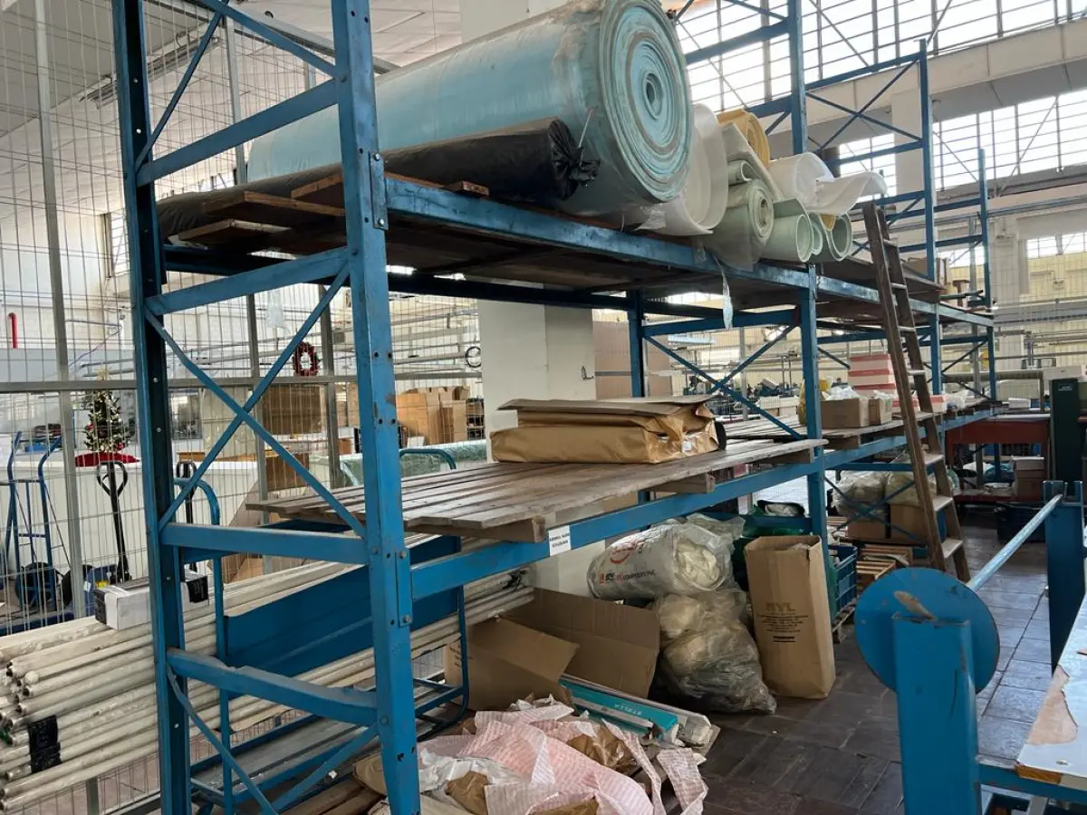 LOTE 130 - lote de prateleiras metalizas e algumas mesas dentro do almoxarifado com todo o material nas prateleiras