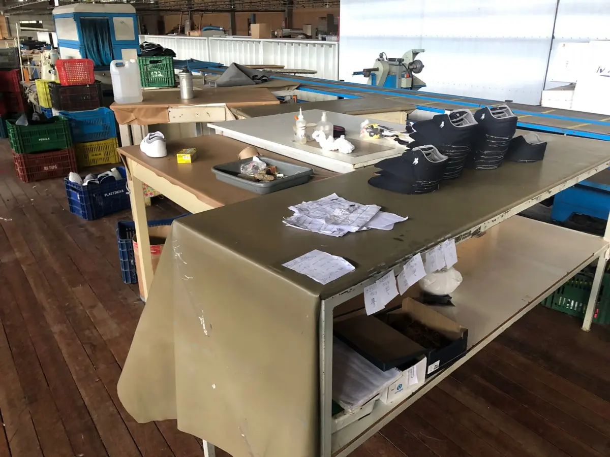 LOTE 194 - Lote com 5 mesas