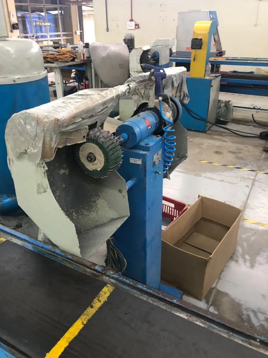 LOTE 015 - 2 lixadeiras duplas e 2 coletores de pó