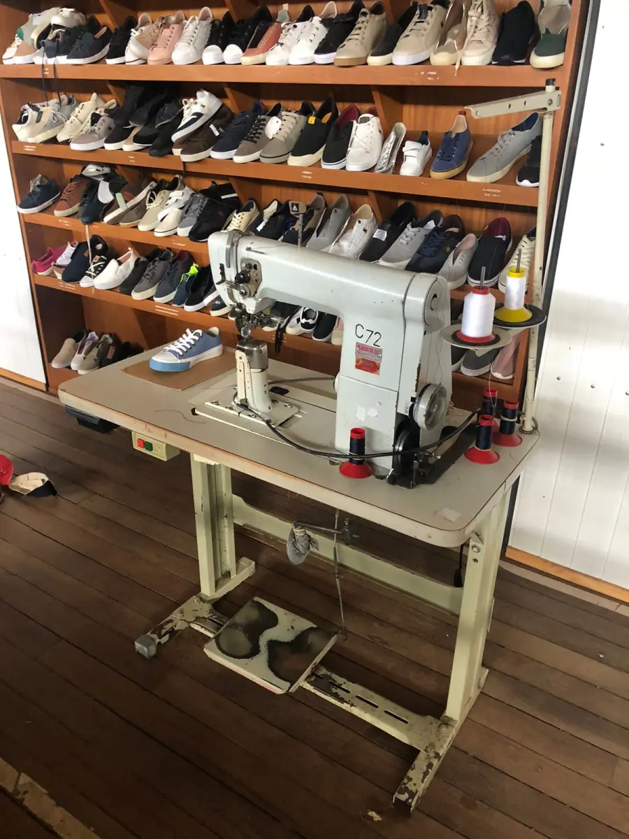 LOTE 207 - Máquina de costura