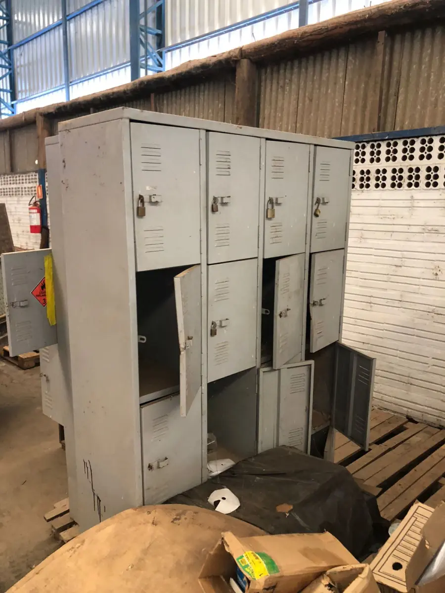 LOTE 018 - 3 ARMÁRIOS DE AÇO, VESTIÁRIO, C/ 16 PORTAS