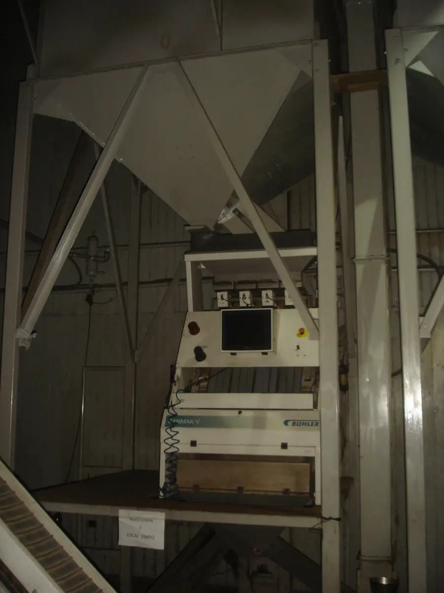 LOTE 004 - classificadora otica de graos Buhler Sanmak V com silo pequeno