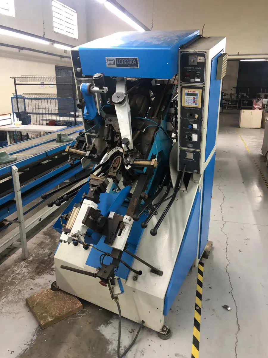 LOTE 013 - maquina de fechar bico marca Poppi