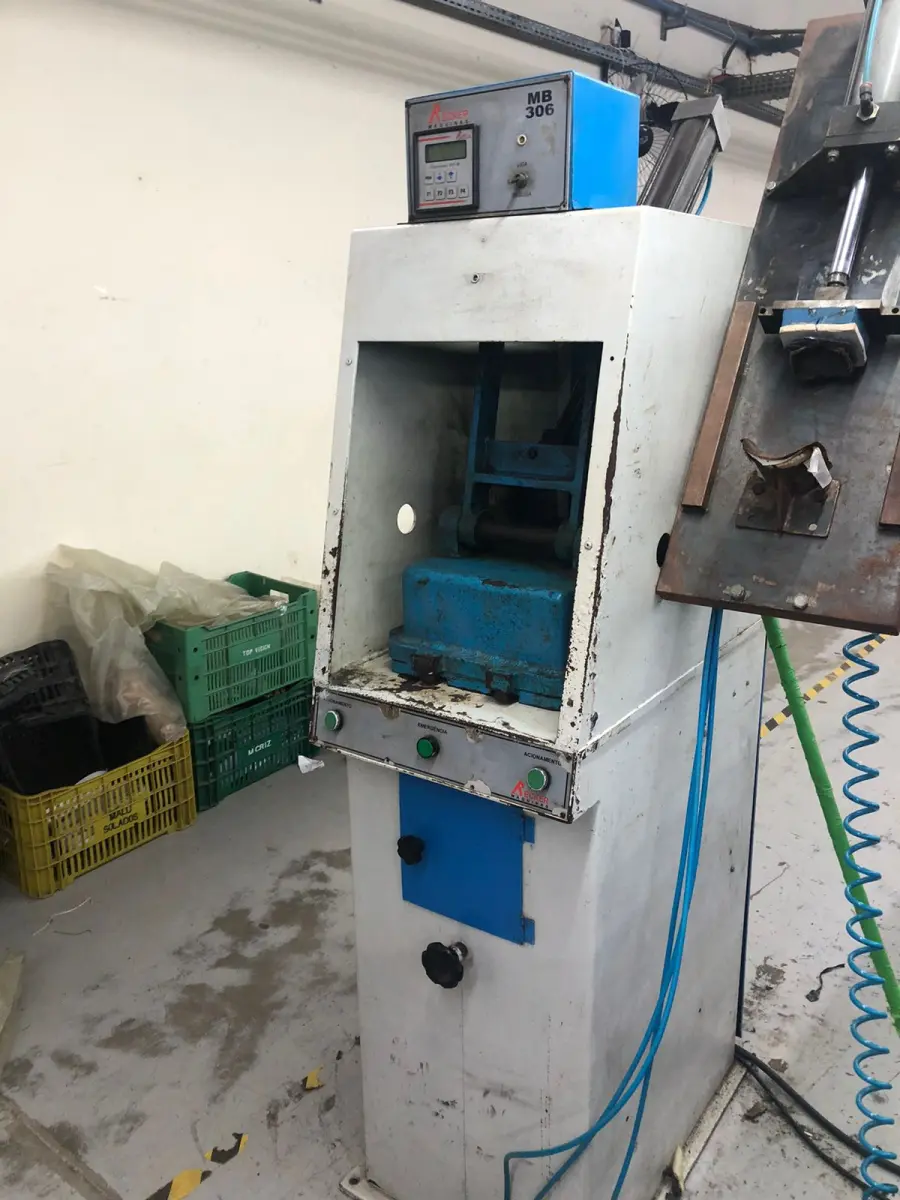 LOTE 007 - uma prensa boca de sapo um posto