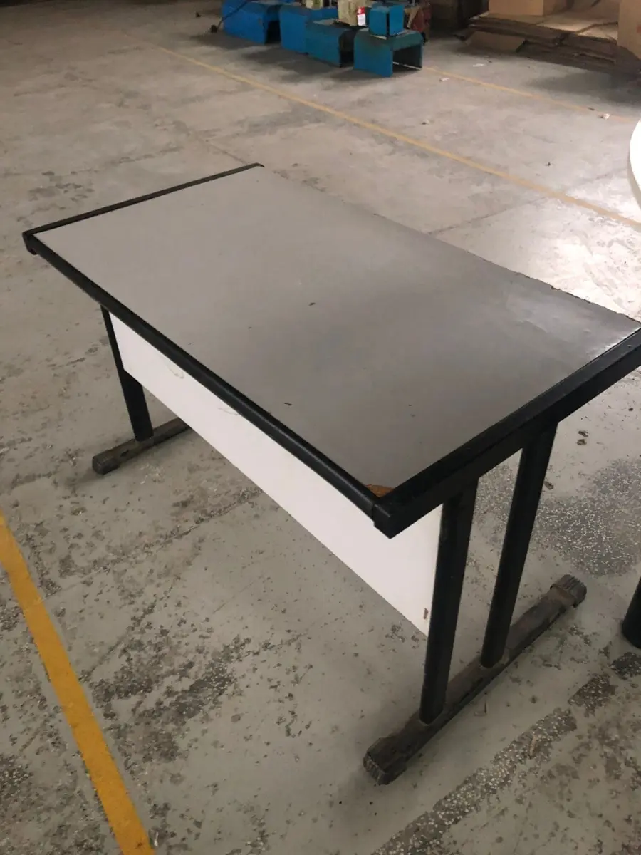 LOTE 025 - mesa grande redonda e uma mesa de escritorio