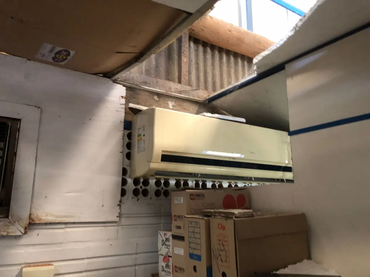 LOTE 025 - AR CONDICIONADO SPLIT, MIDEA, INSTALADO