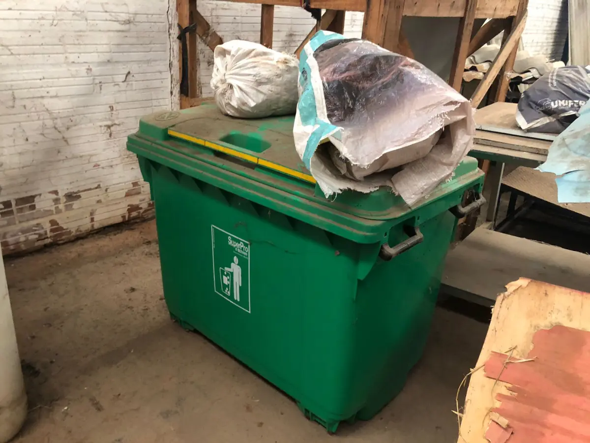 LOTE 006 - LIXEIRA CONTAINER C/ TAMPA, VERDE