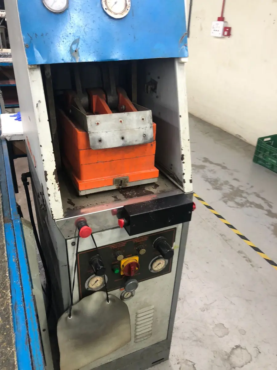 LOTE 005 - uma prensa boca de sapo um posto