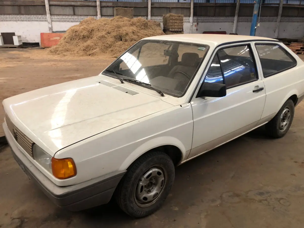 LOTE 015 - "VEÍCULO VW GOL 1000, ANO 1993/1994, BRANCO, PLACAS IHN-5386"