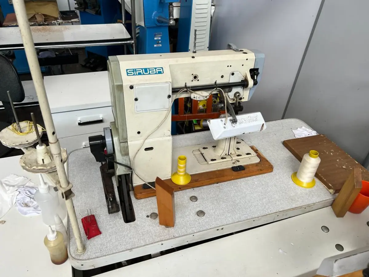 LOTE 111 - maquina de costura de coluna 1 agulha Siriba