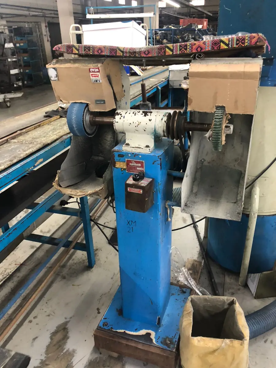 LOTE 020 - escova dupla Zambeli com um coletor de pó