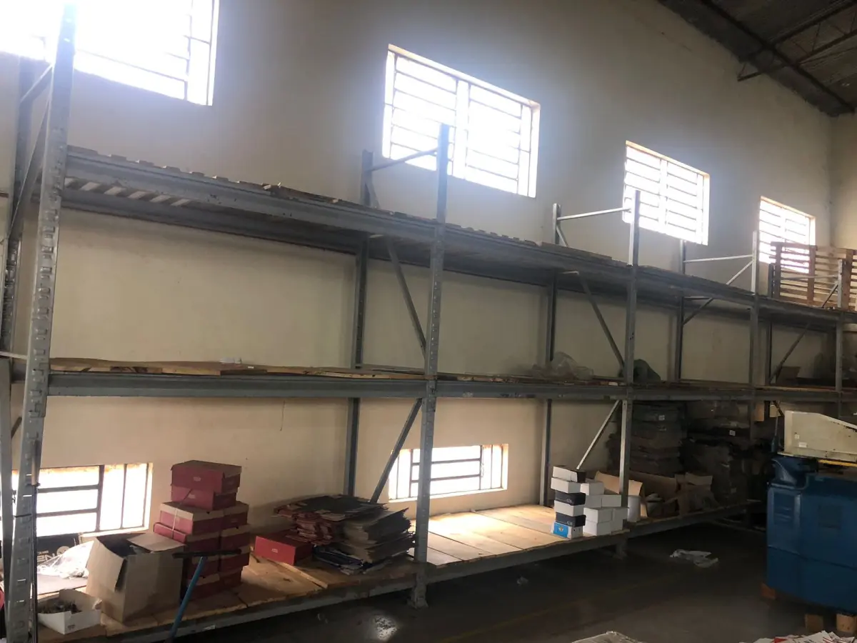 LOTE 022 - lote de prateleiras na parte da frente da fabrica