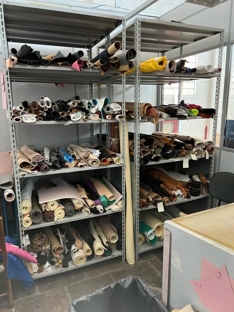 LOTE 106 - 2 prateleiras com sobras de couro sintetico