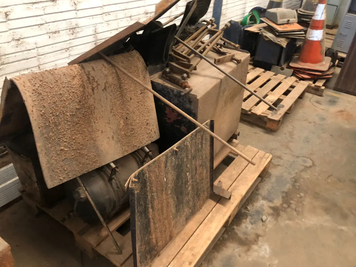 LOTE 013 - CAIXA DE FERRAMENTAS E BARRICA P/ CAMINHÃO EM MAU ESTADO