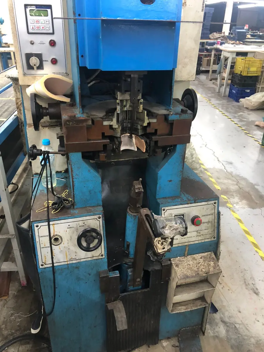 LOTE 013 - maquina de fechar bico marca Poppi